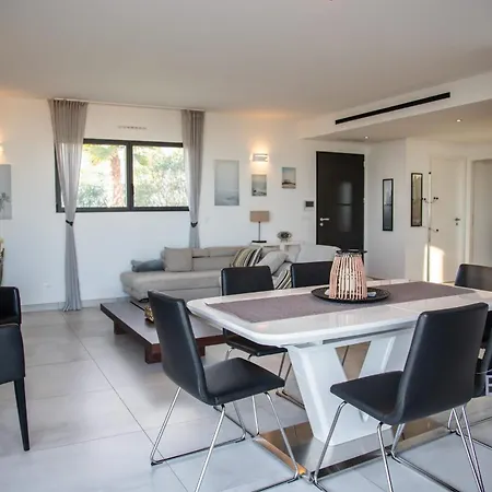 Contemporary Pool And Sea View Cagnes-sur-Mer