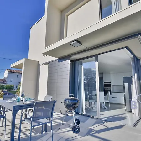 Contemporary Pool And Sea View Villa *